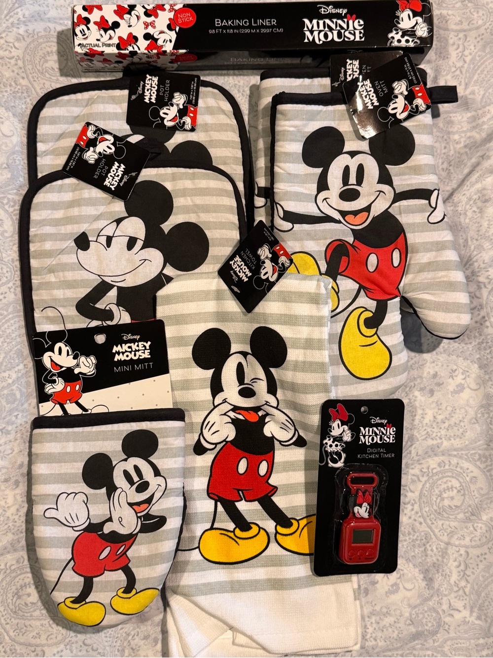 Disney Mickey Mouse Kitchen Linens Set - Picture 2 of 8
